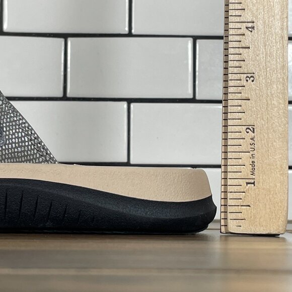 Clarks Glide Walk Womens Size 8 Shoes Pewter T Strap Cloudsteppers Thong Sandals - Picture 11 of 14